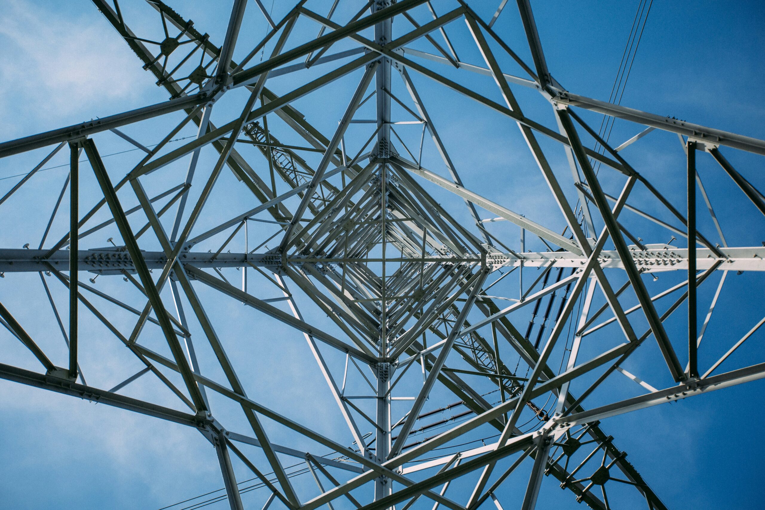 Słup wysokiego napięcia służący do przesyłania energii elektrycznej