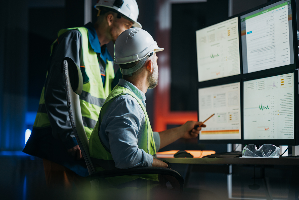 Grupa operatorów kontroluje proces na linii produkcyjnej, wykorzystując oprogramowanie dla produkcji, technologie przemysłowe 4.0 i technologie cyfrowe w inteligentnej fabryce.