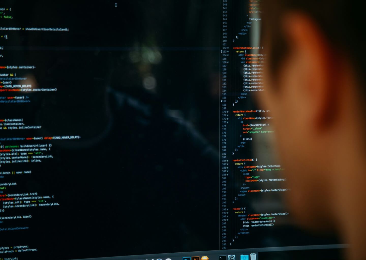 Programista IT pracujący na komputerze stacjonarnym. Specjalista tworzący dedykowane oprogramowania. Pisanie kodu w terminalu.
