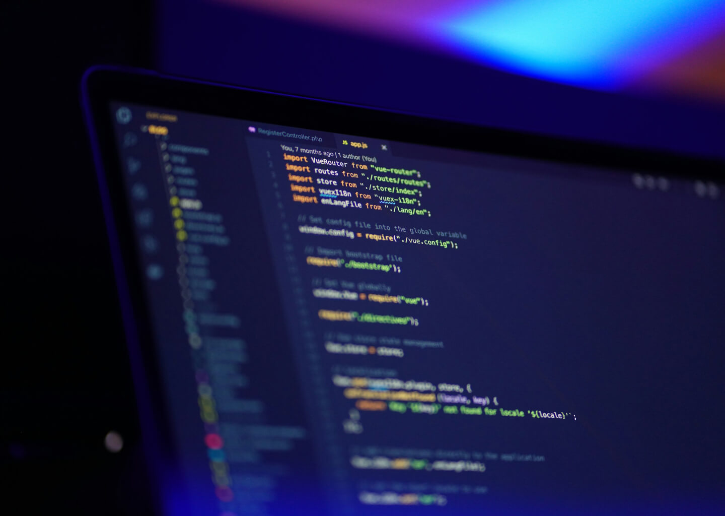 Monitor komputera z linijkami kodu programistycznego. Laptop służy do zarządzania projektami IT.